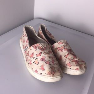 Tom’s size 4.5 big girls heart design comfort shoe
